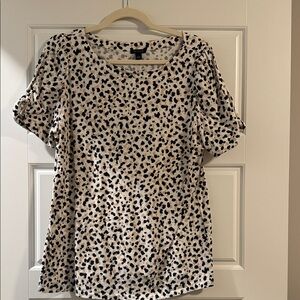 Ann Taylor Black and White Patterned Short Sleeve Top